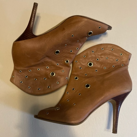 BCBGeneration bootie Camel tan with gold circles ankle booties Sz 10 - Picture 4 of 6
